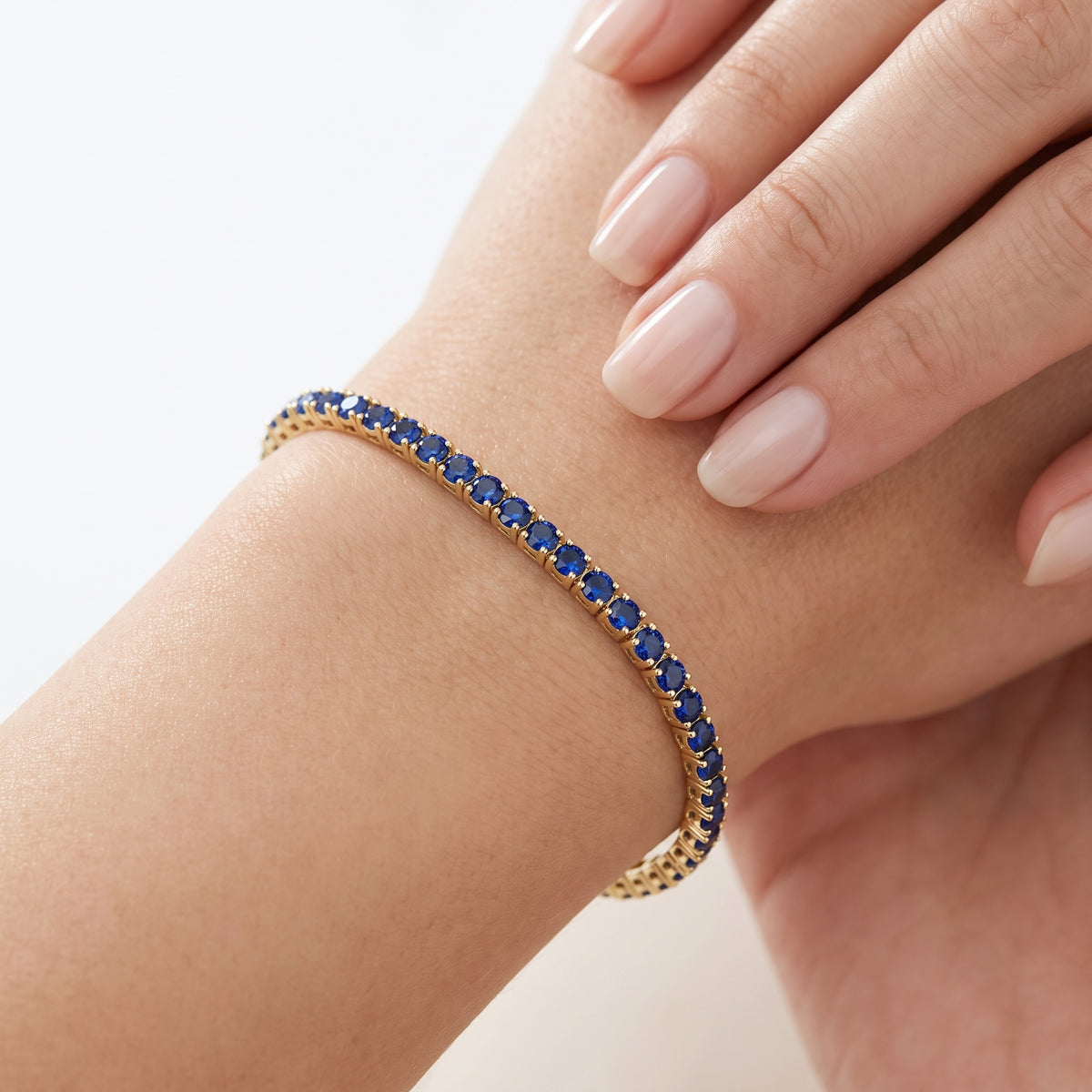 _lifestyle_image@SKU:BG905-BSDR02000004Y #metal_10k-yellow-gold+origin_lab-grown