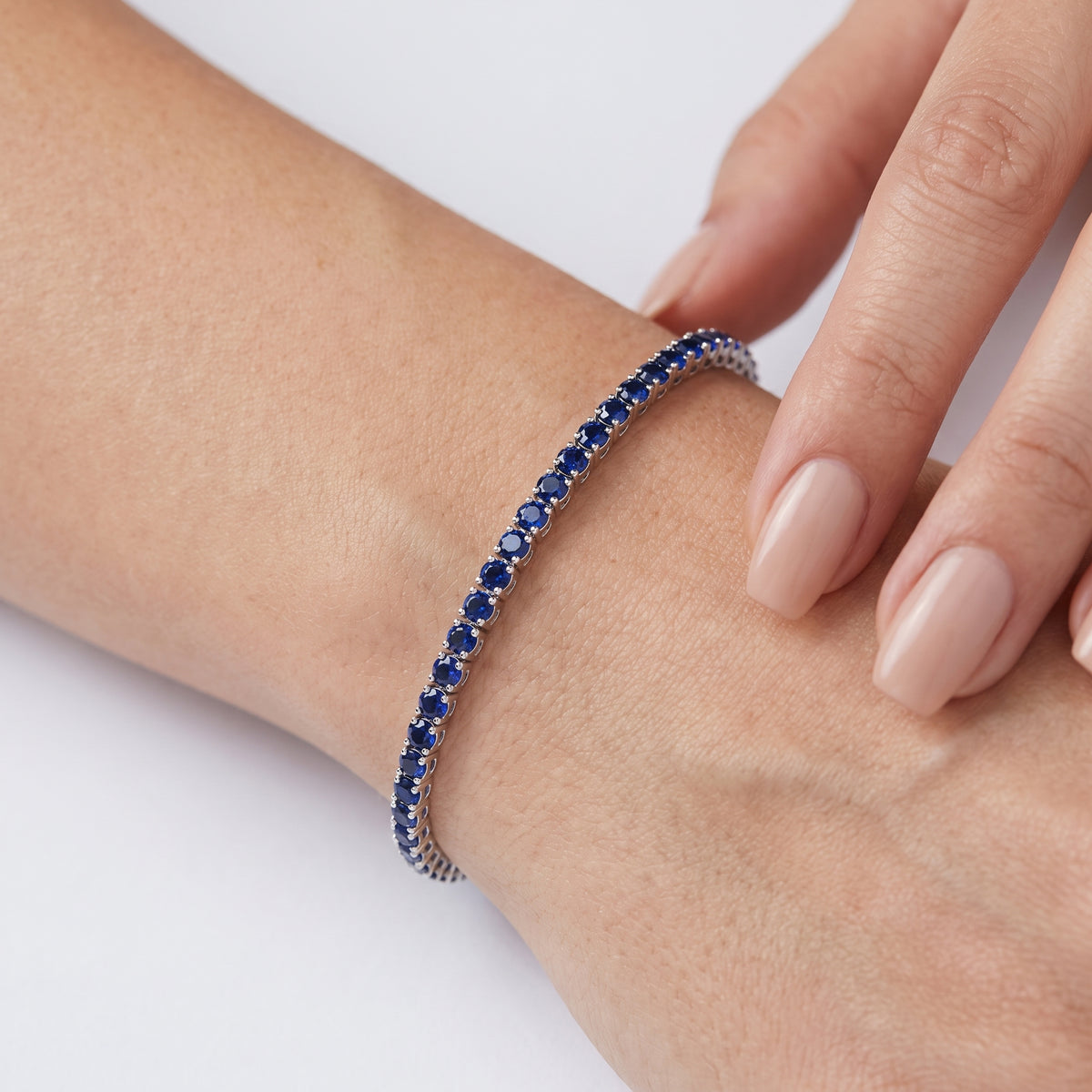 _lifestyle_image@SKU:BG905-BSDR05020004W #metal_10k-white-gold+origin_lab-grown