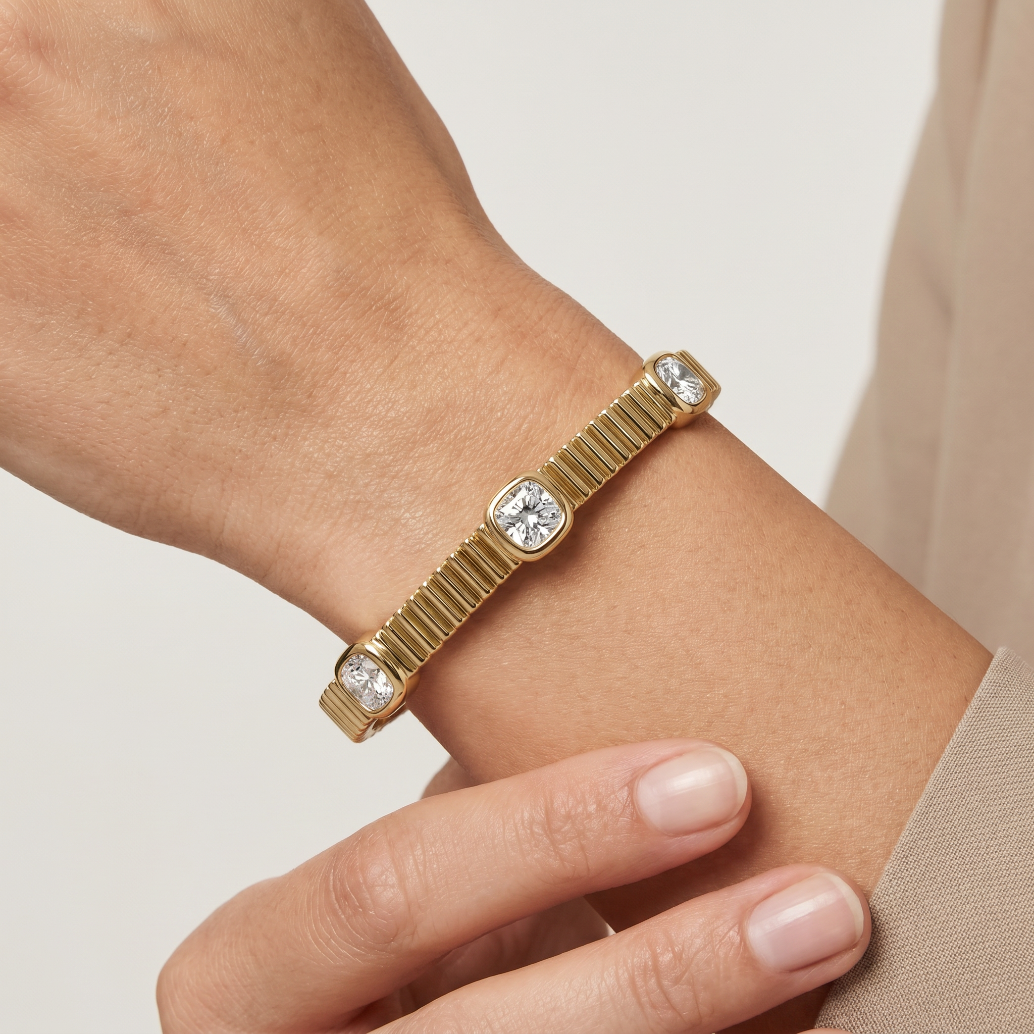 _lifestyle_image@SKU:B415M-LADR0300000DY #metal_14k-yellow-gold-vermeil+origin_lab-grown+quality_g-si