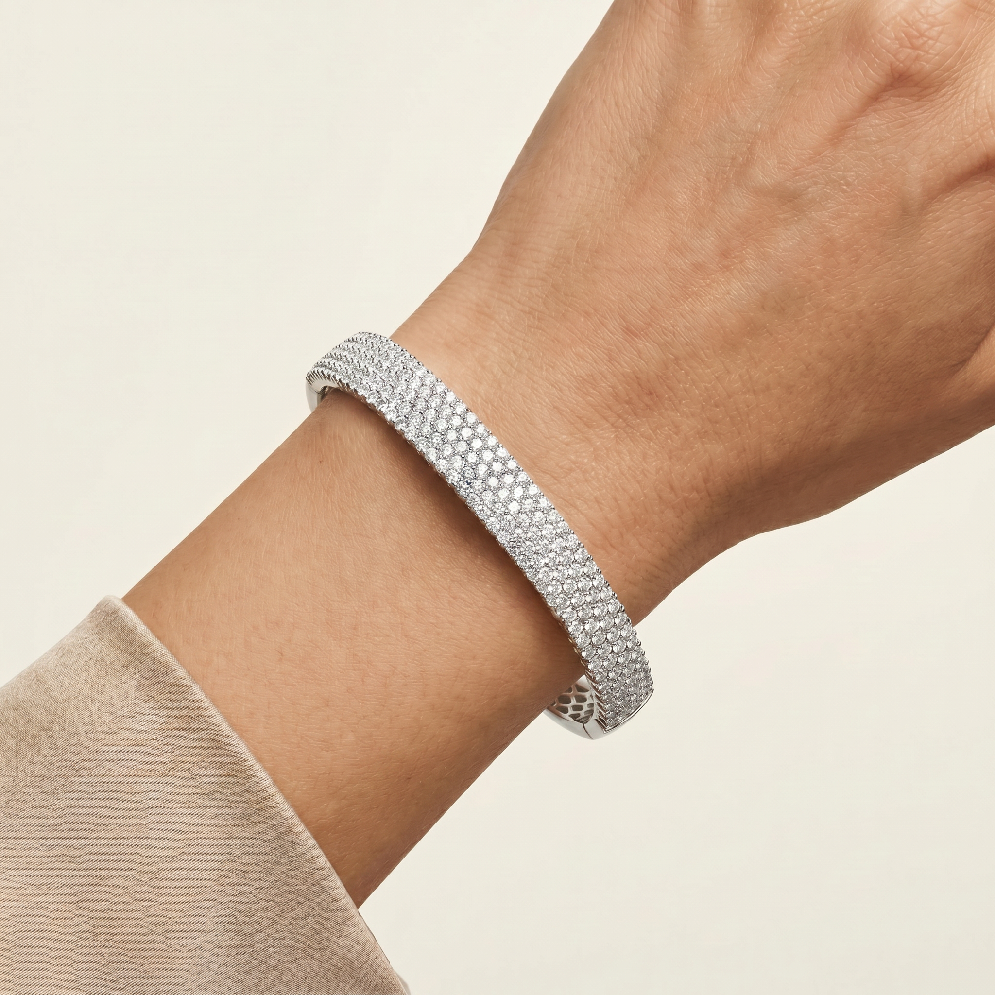_lifestyle_image@SKU:B1470-LADR0500000DW #metal_silver+origin_lab-grown+quality_g-si