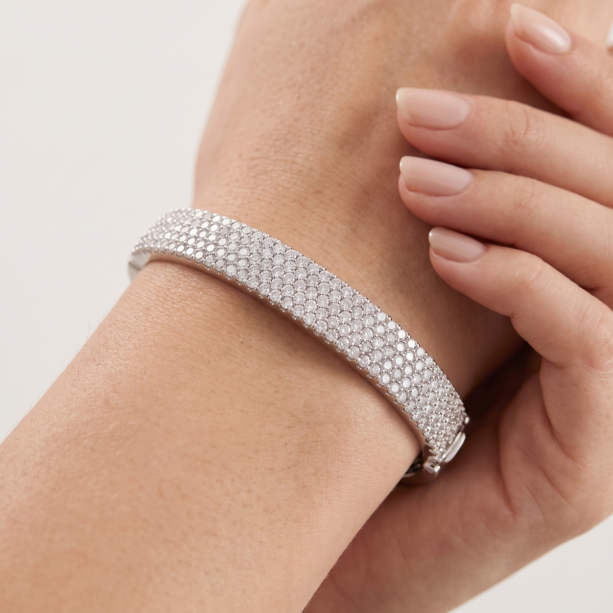 _lifestyle_image@SKU:B1470-LADR0500000DW #metal_silver+origin_lab-grown+quality_g-si