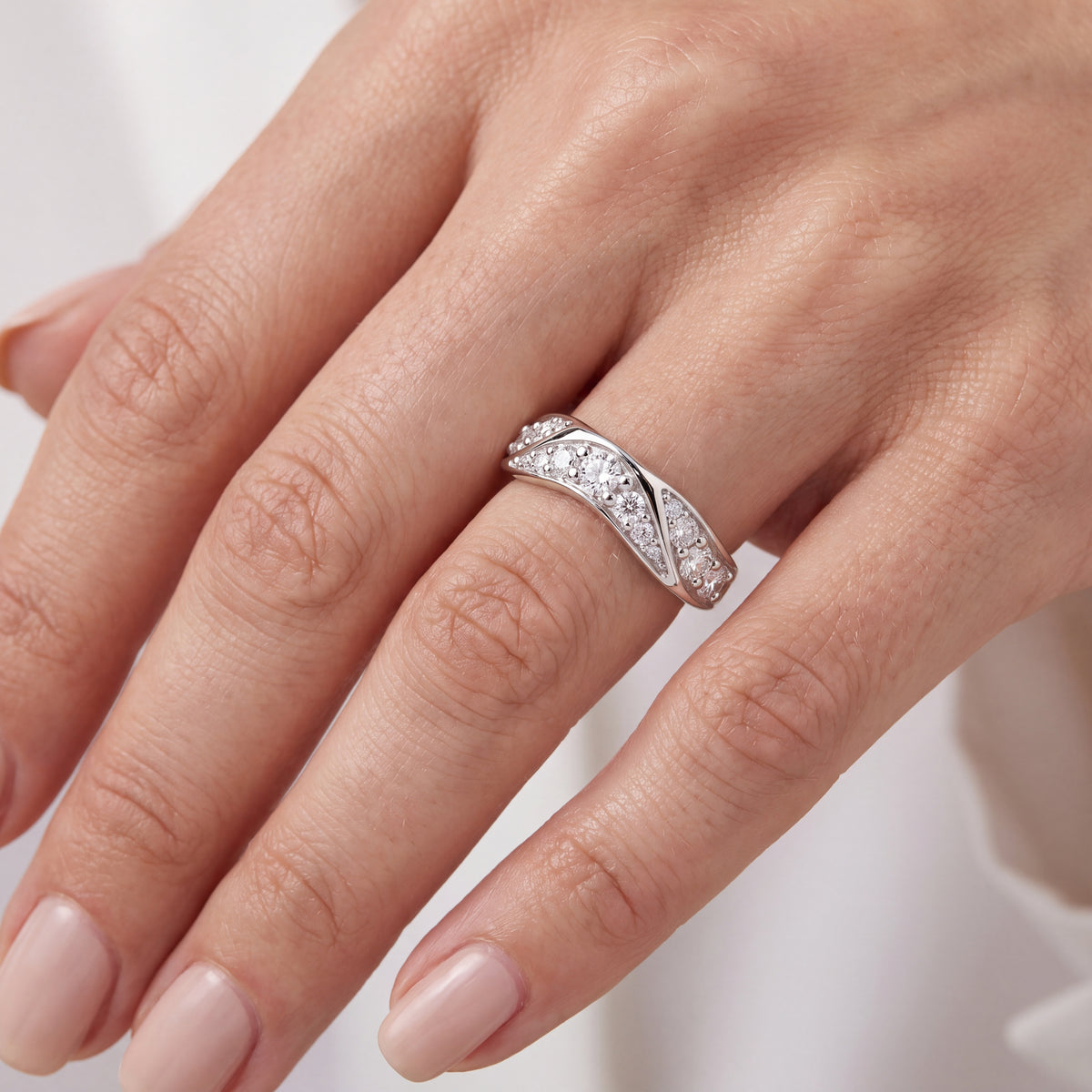 _lifestyle_image@SKU:CL353-W1096LAD102PL #metal_platinum+origin_lab-grown+quality_g-si