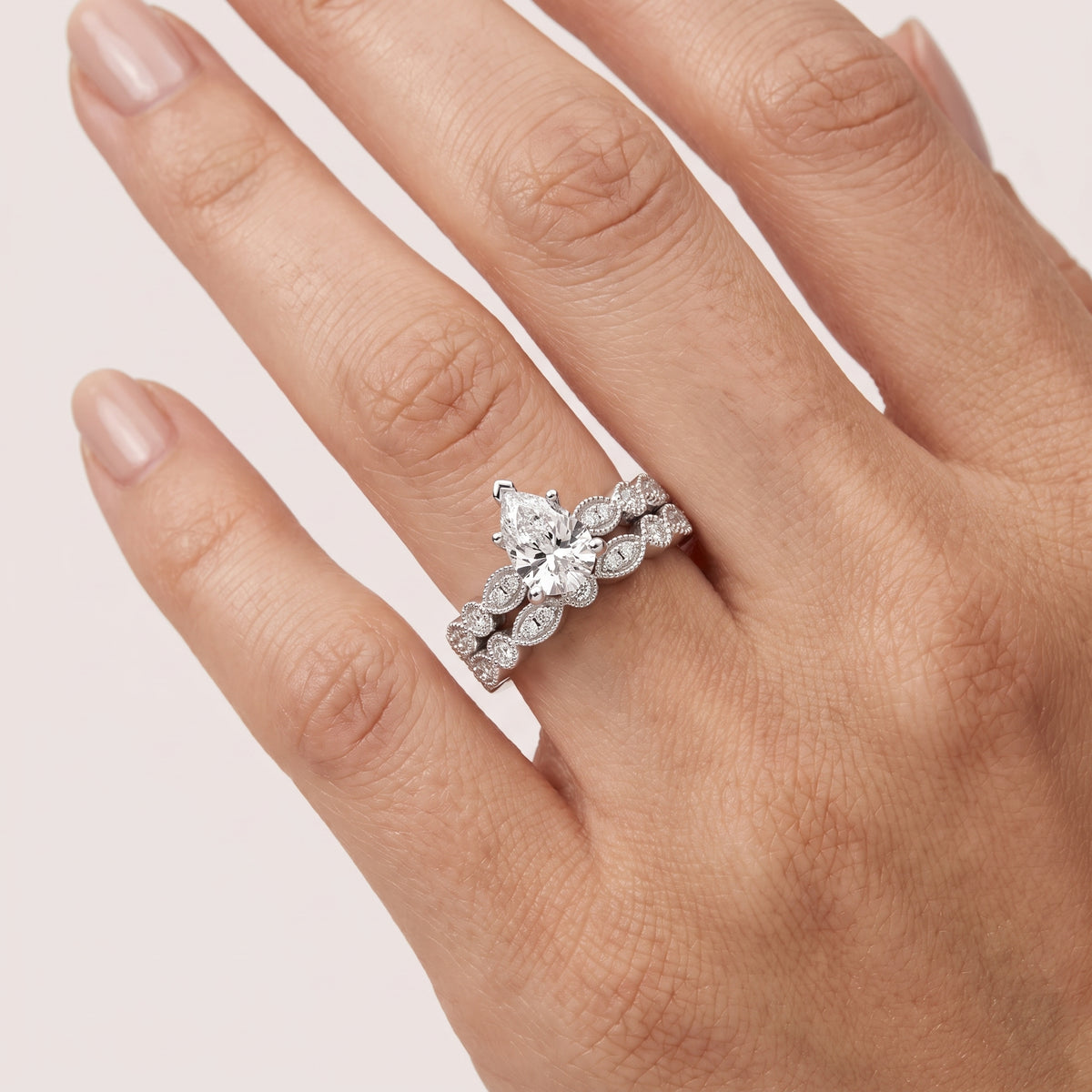 _lifestyle_image@SKU:D0635-LADD01000004W #metal_10k-white-gold+origin_lab-grown+quality_g-si