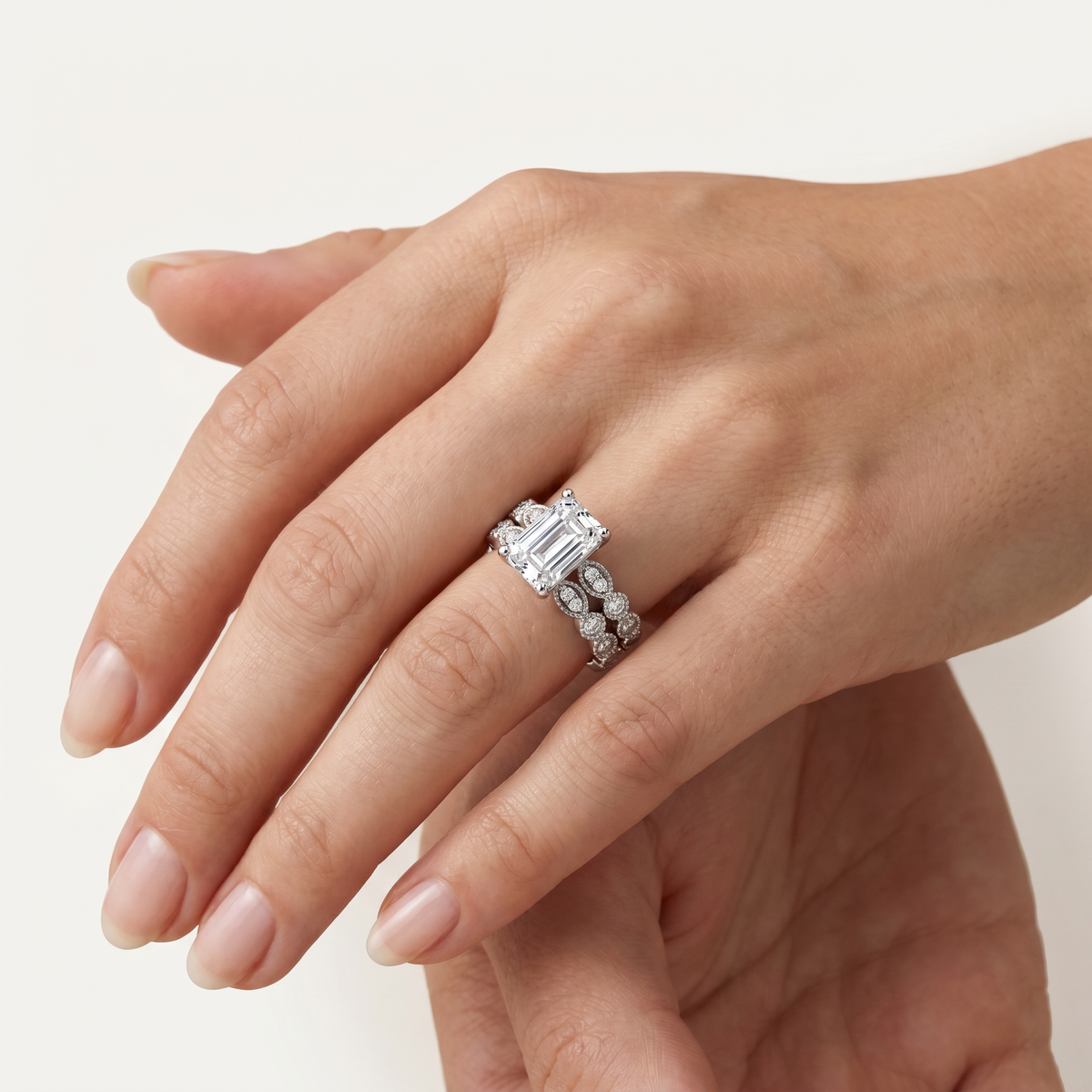_lifestyle_image@SKU:D0635-NADE02000004W #metal_14k-white-gold+origin_lab-grown+quality_ef-vs2+