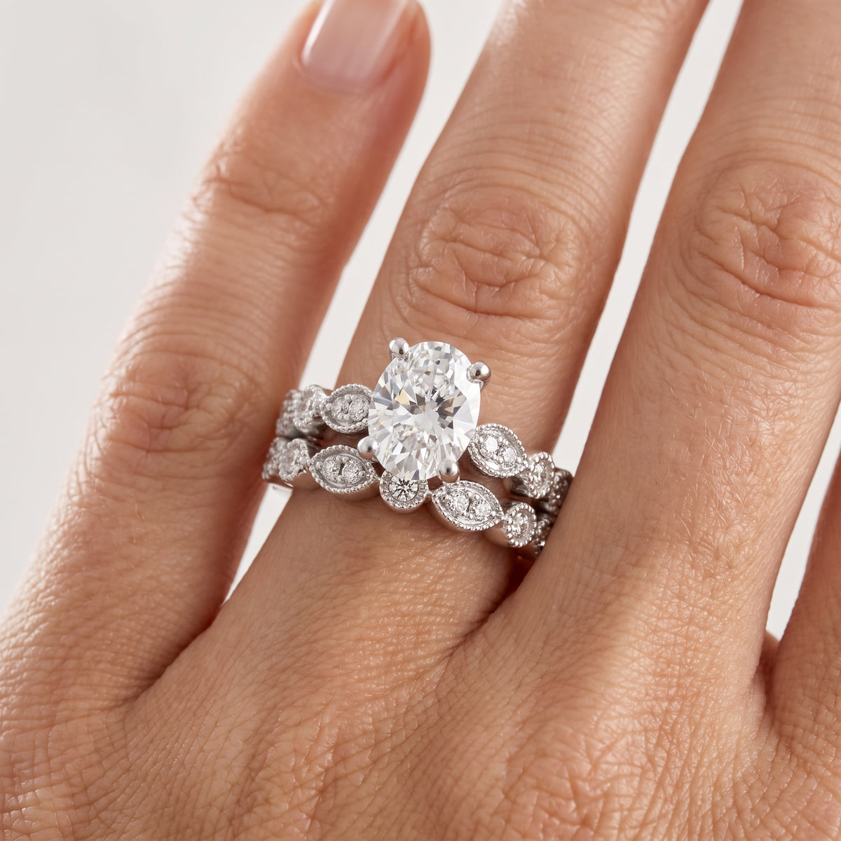 _lifestyle_image@SKU:D0635-LADO01000004W #metal_10k-white-gold+origin_lab-grown+quality_g-si