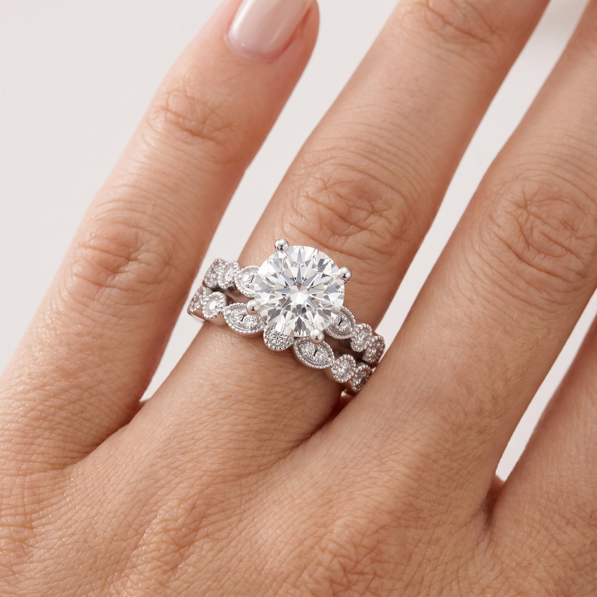 _lifestyle_image@SKU:D0635-LADR02000004W #metal_10k-white-gold+origin_lab-grown+quality_g-si