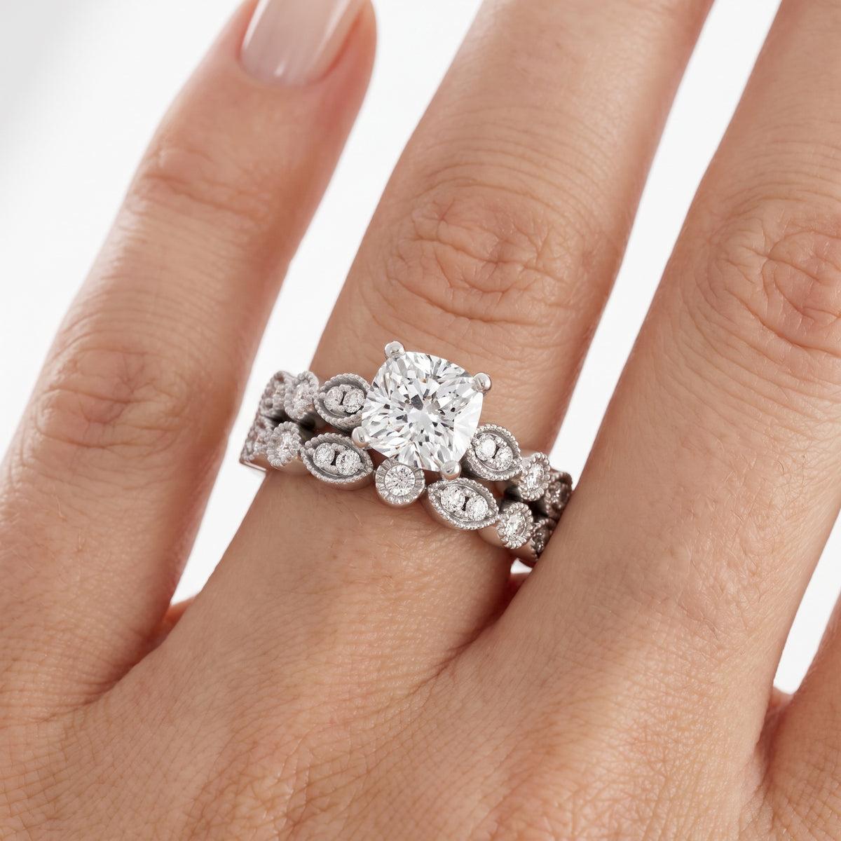 _lifestyle_image@SKU:D0635-NADC0100000PL #metal_platinum+origin_lab-grown+quality_ef-vs2+