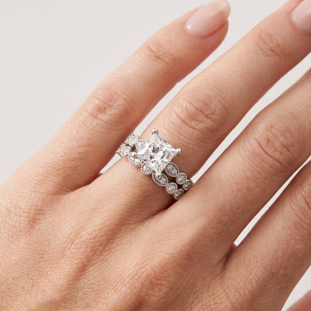 _lifestyle_image@SKU:D0635-NADP0200000PL #metal_platinum+origin_lab-grown+quality_ef-vs2+