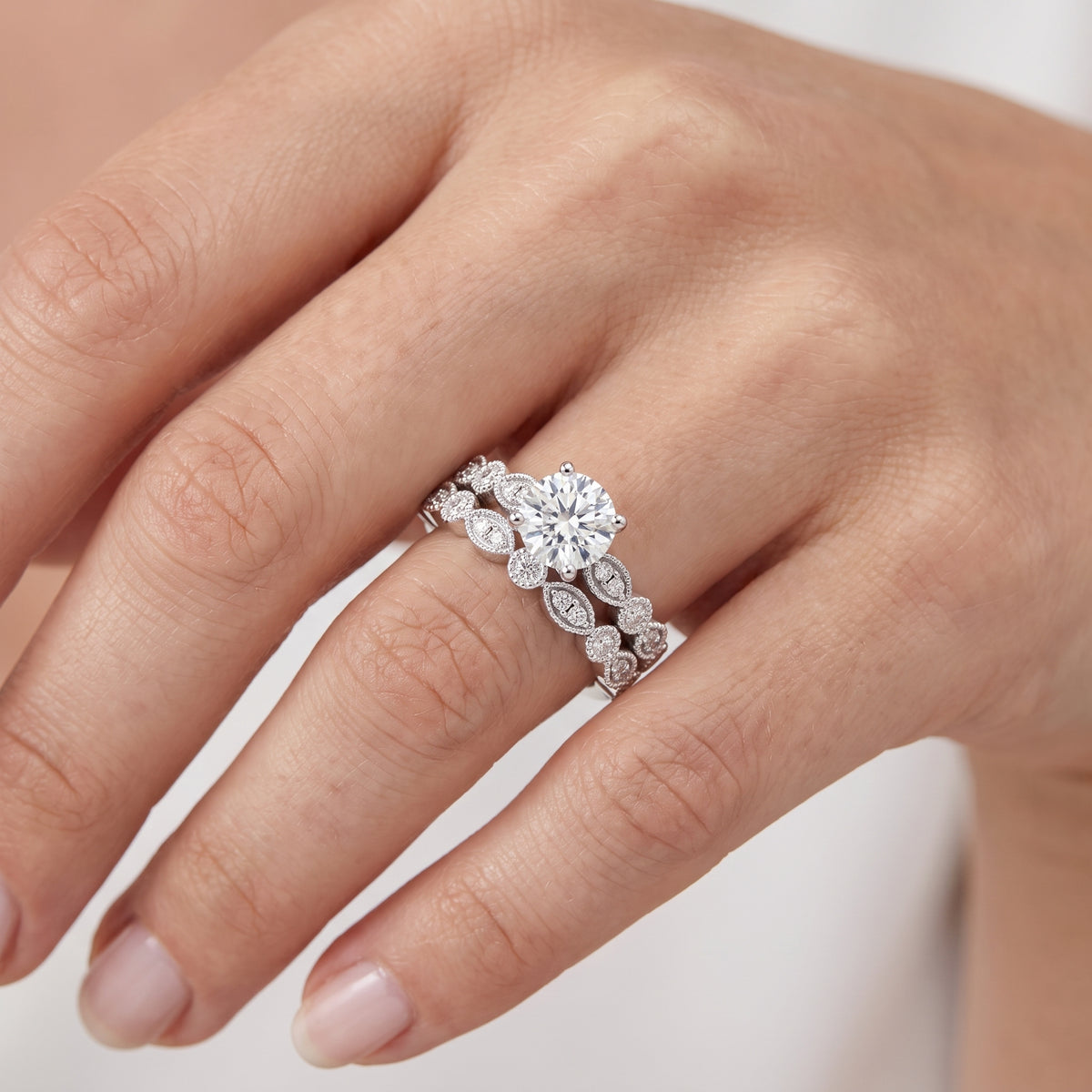 _lifestyle_image@SKU:D0635-NADR01000004W #metal_14k-white-gold+origin_lab-grown+quality_ef-vs2+