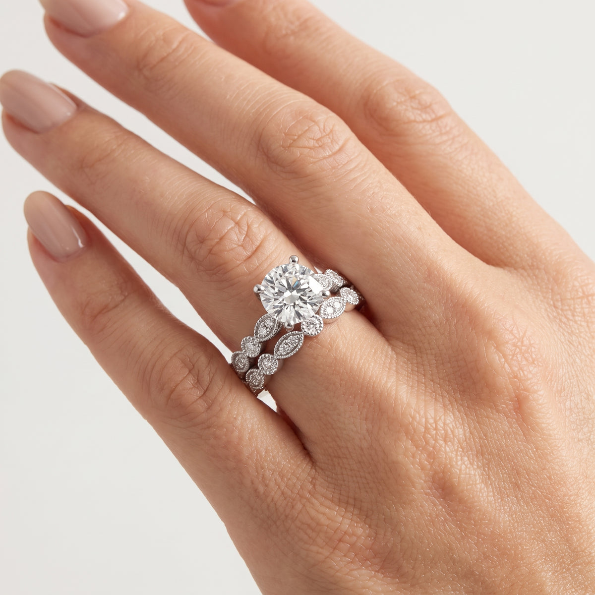 _lifestyle_image@SKU:D0635-NADR0200000PL #metal_platinum+origin_lab-grown+quality_ef-vs2+