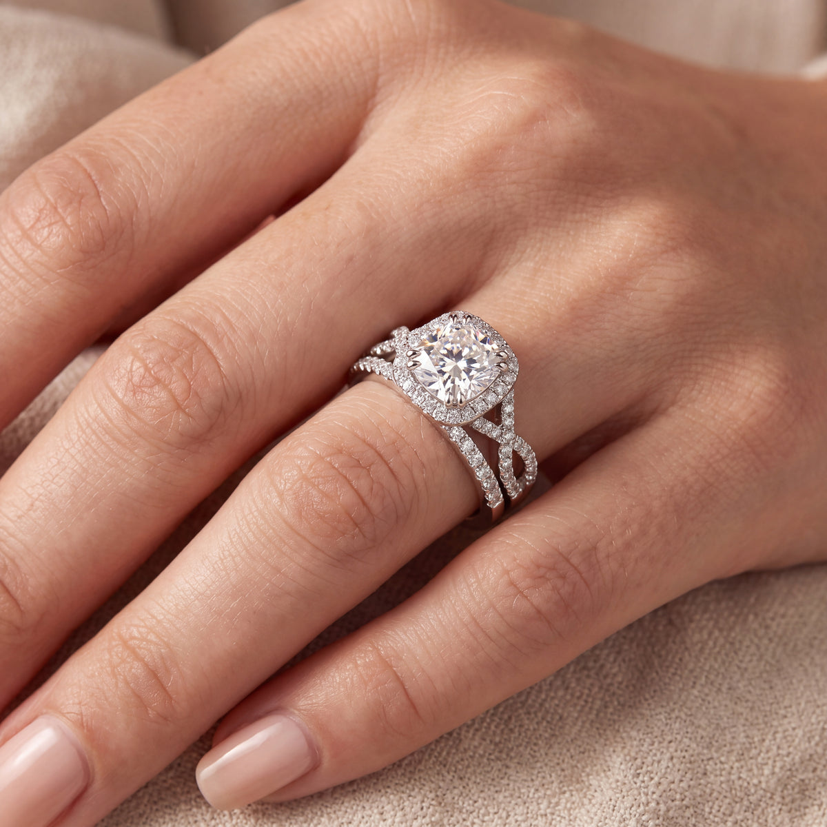 _lifestyle_image@SKU:D7669-LADC01000004W #metal_10k-white-gold+origin_lab-grown+quality_g-si