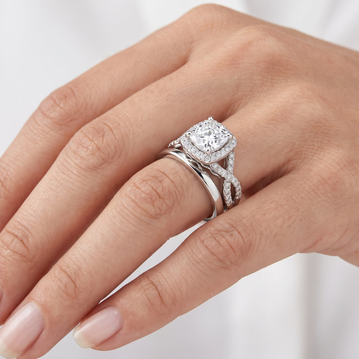 _lifestyle_image@SKU:D7669-LADC02000004W #metal_10k-white-gold+origin_lab-grown+quality_g-si