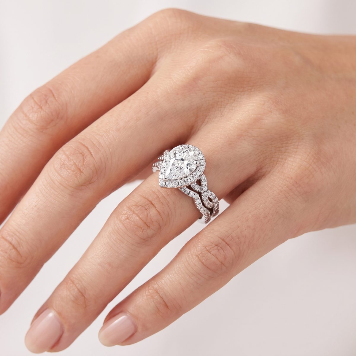 _lifestyle_image@SKU:D7669-LADD01000004W #metal_10k-white-gold+origin_lab-grown+quality_g-si