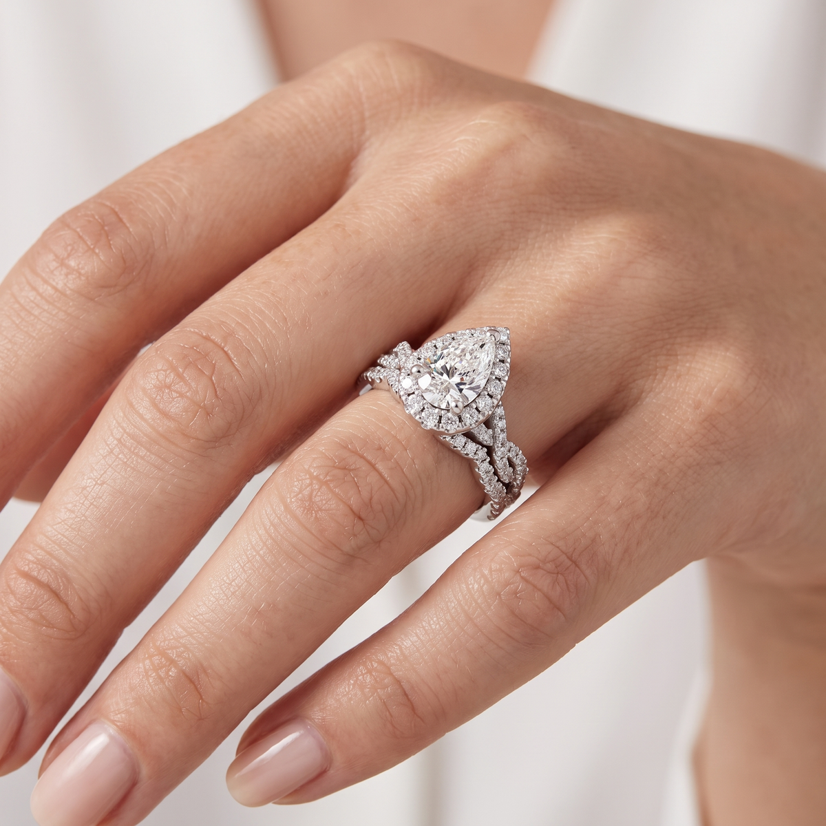 _lifestyle_image@SKU:D7669-LGDD01000004W #metal_14k-white-gold+origin_lab-grown+quality_ef-vs2+