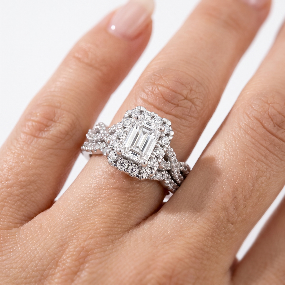 _lifestyle_image@SKU:D7669-LADE01000004W #metal_10k-white-gold+origin_lab-grown+quality_g-si