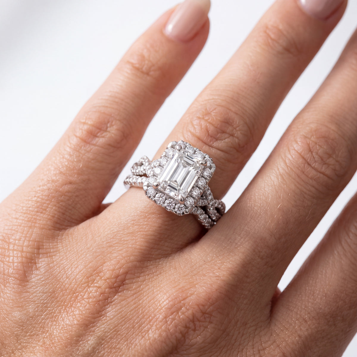 _lifestyle_image@SKU:D7669-LADE02000004W #metal_10k-white-gold+origin_lab-grown+quality_g-si