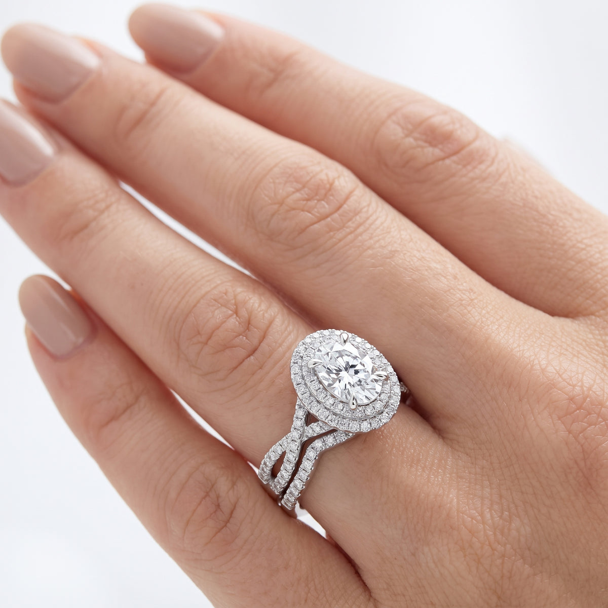 _lifestyle_image@SKU:D7669-LADO01000004W #metal_10k-white-gold+origin_lab-grown+quality_g-si