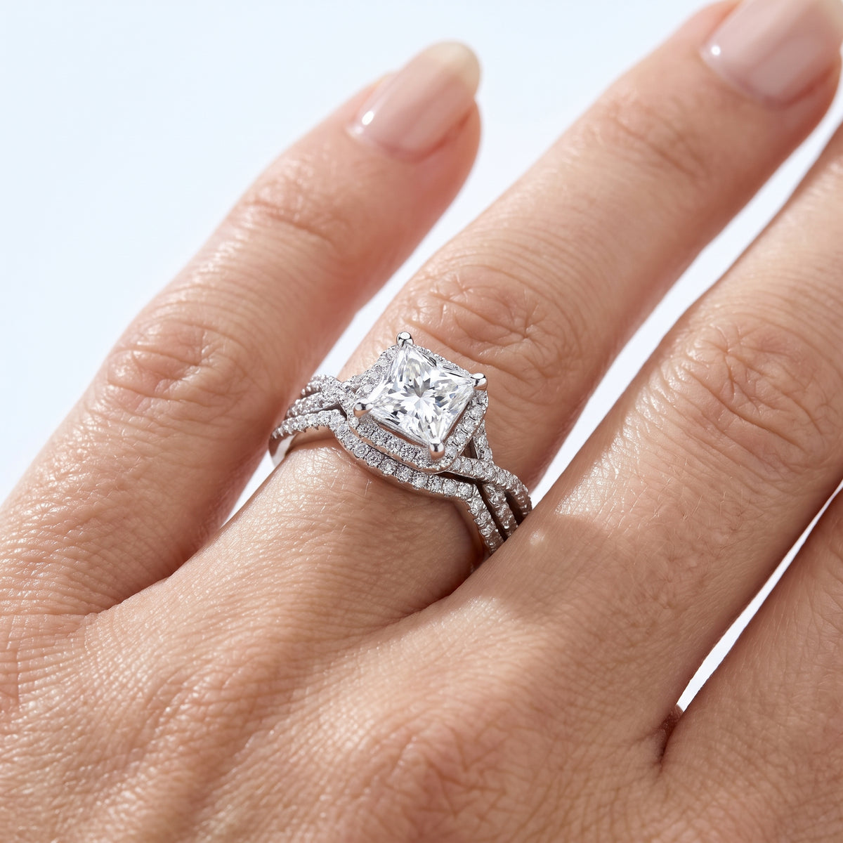 _lifestyle_image@SKU:D7669-LADP01000004W #metal_10k-white-gold+origin_lab-grown+quality_g-si