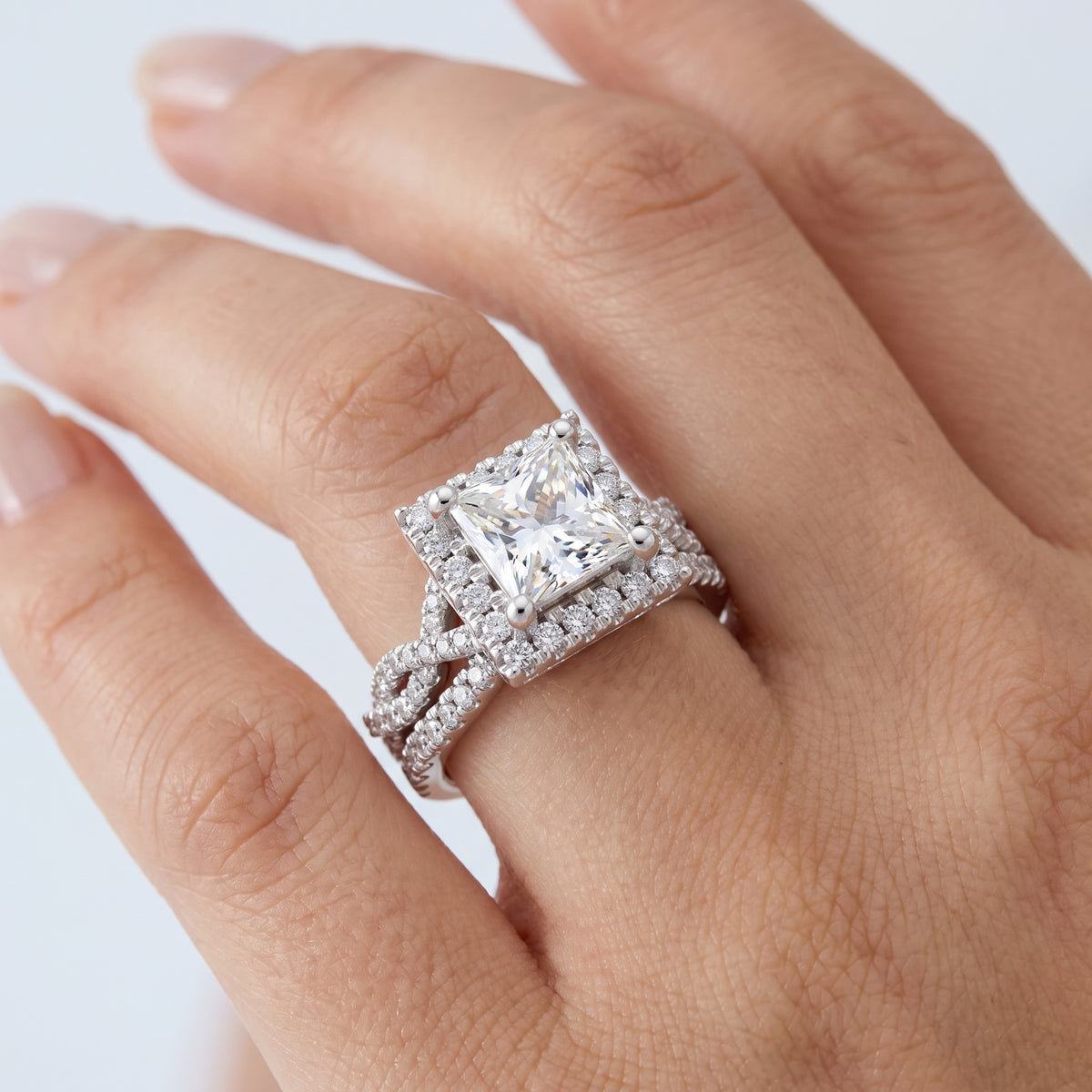 _lifestyle_image@SKU:D7669-LADP02000004W #metal_10k-white-gold+origin_lab-grown+quality_g-si