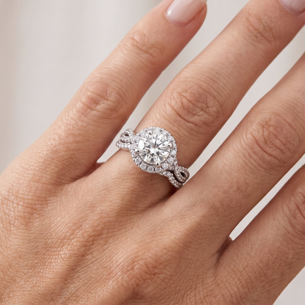 _lifestyle_image@SKU:D7669-LADR02000004W #metal_10k-white-gold+origin_lab-grown+quality_g-si