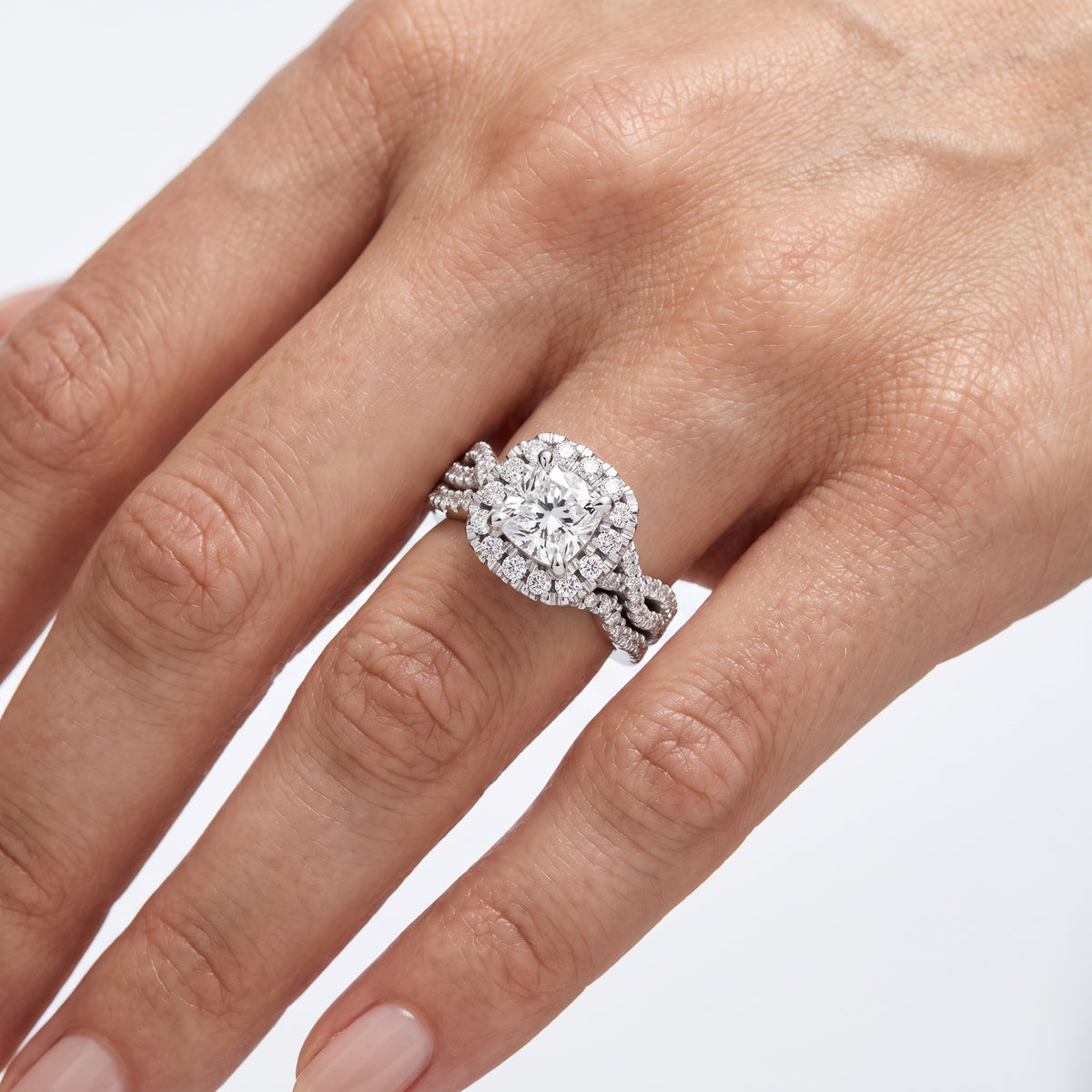 _lifestyle_image@SKU:D7669-LGDC01000004W #metal_14k-white-gold+origin_lab-grown+quality_ef-vs2+