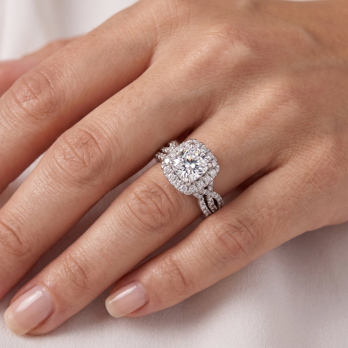 _lifestyle_image@SKU:D7669-LGDC0200000PL #metal_platinum+origin_lab-grown+quality_ef-vs2+