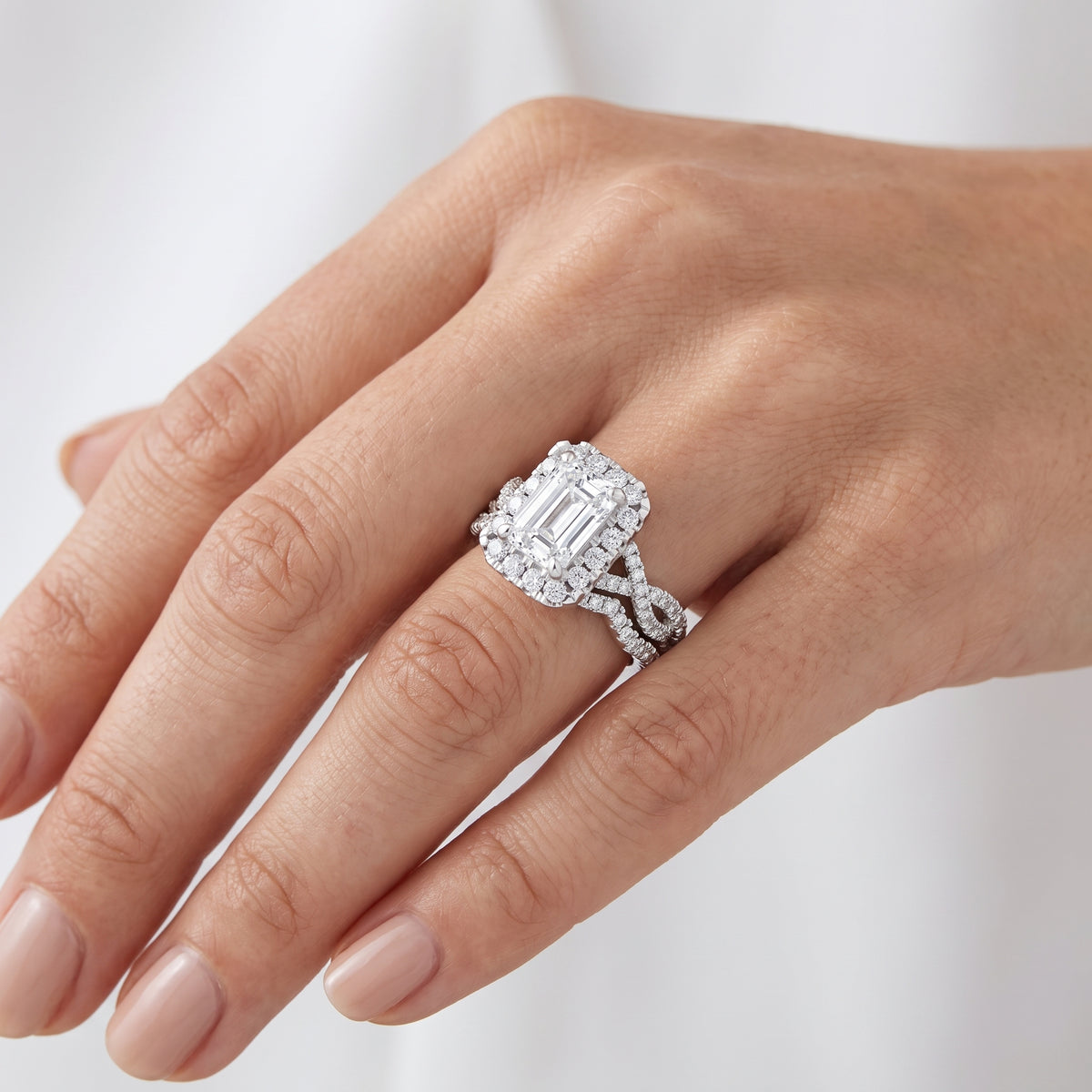 _lifestyle_image@SKU:D7669-LGDE02000004W #metal_14k-white-gold+origin_lab-grown+quality_ef-vs2+