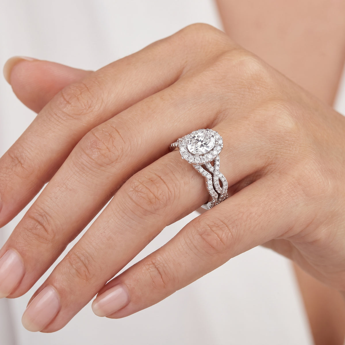 _lifestyle_image@SKU:D7669-LGDO01000004W #metal_14k-white-gold+origin_lab-grown+quality_ef-vs2+