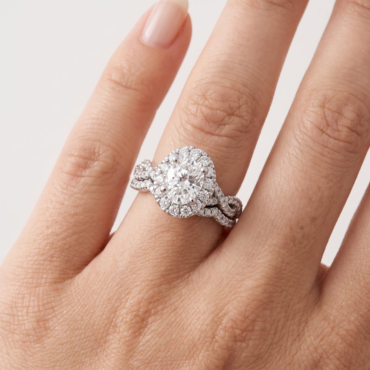 _lifestyle_image@SKU:D7669-LGDO0100000PL #metal_platinum+origin_lab-grown+quality_ef-vs2+
