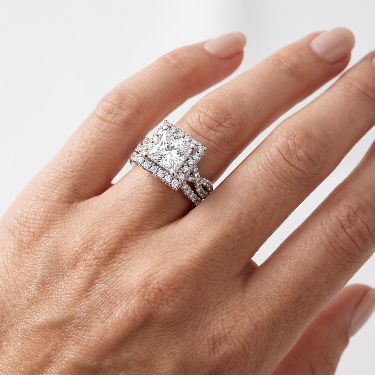 _lifestyle_image@SKU:D7669-LGDP02000004W #metal_14k-white-gold+origin_lab-grown+quality_ef-vs2+