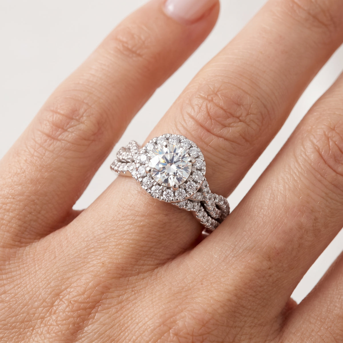 _lifestyle_image@SKU:D7669-LGDR01000004W #metal_14k-white-gold+origin_lab-grown+quality_ef-vs2+