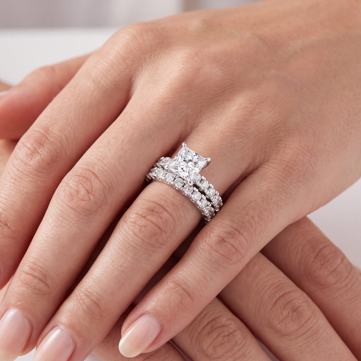 _lifestyle_image@SKU:D9614-LADP02000004W #metal_10k-white-gold+origin_lab-grown+quality_g-si