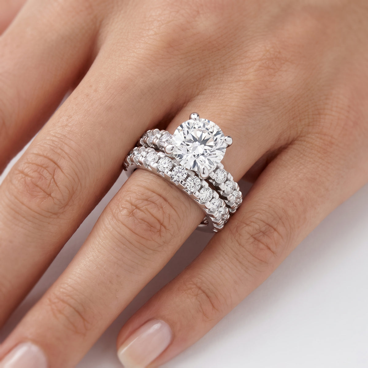 _lifestyle_image@SKU:D9614-LADR02000004W #metal_10k-white-gold+origin_lab-grown+quality_g-si
