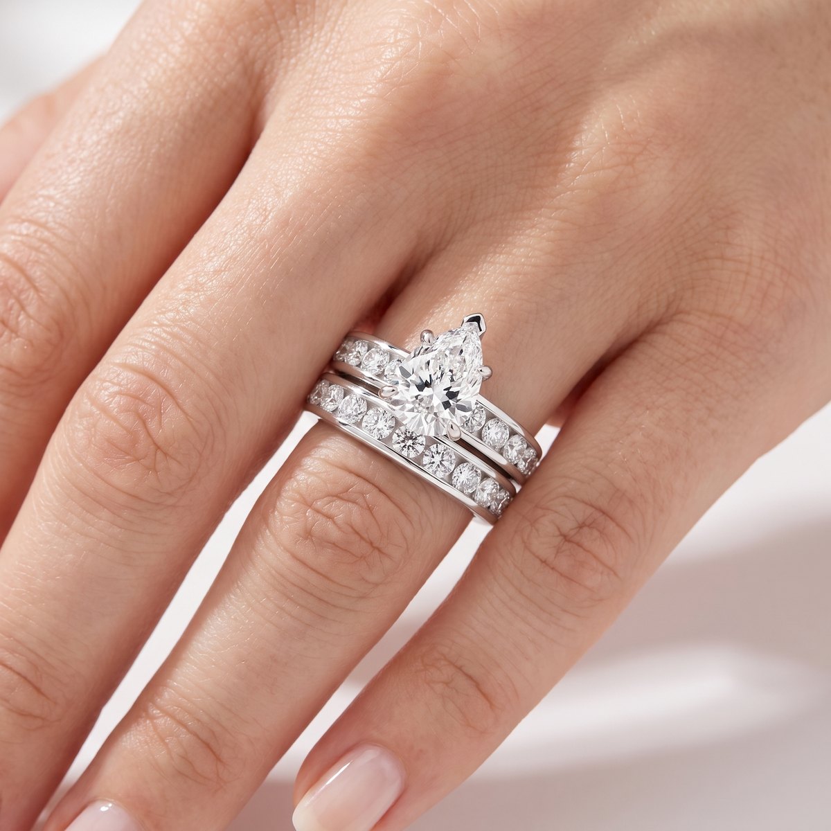 _lifestyle_image@SKU:D9615-LADD02000004W #metal_10k-white-gold+origin_lab-grown+diamond-quality_g-si+