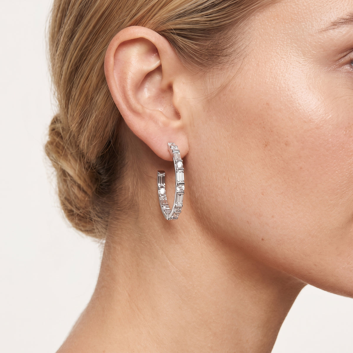 _lifestyle_image@SKU:E0156-LADB0160000DW #metal_silver+origin_lab-grown+quality_g-si