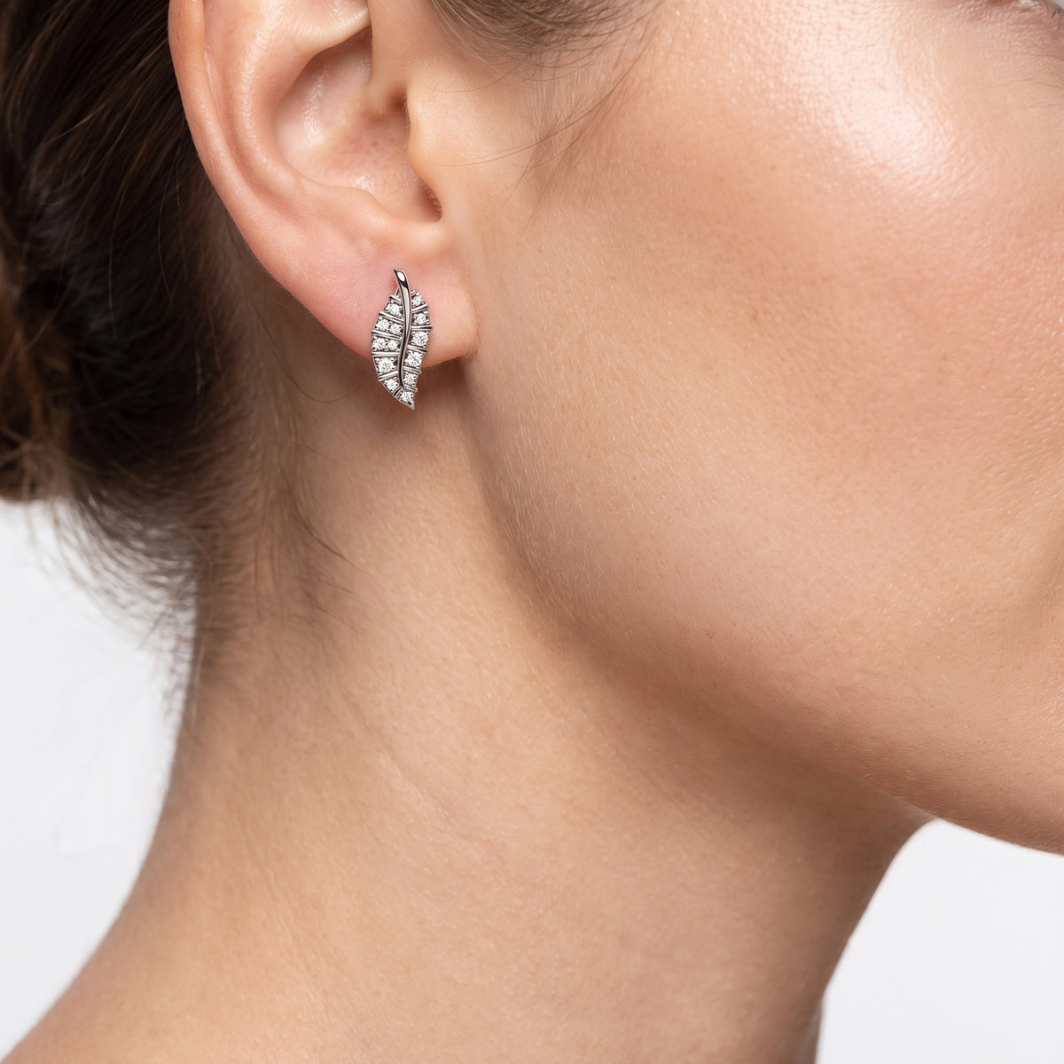 _lifestyle_image@SKU:E0538-LADR00150004W #metal_10k-white-gold+origin_lab-grown+quality_g-si