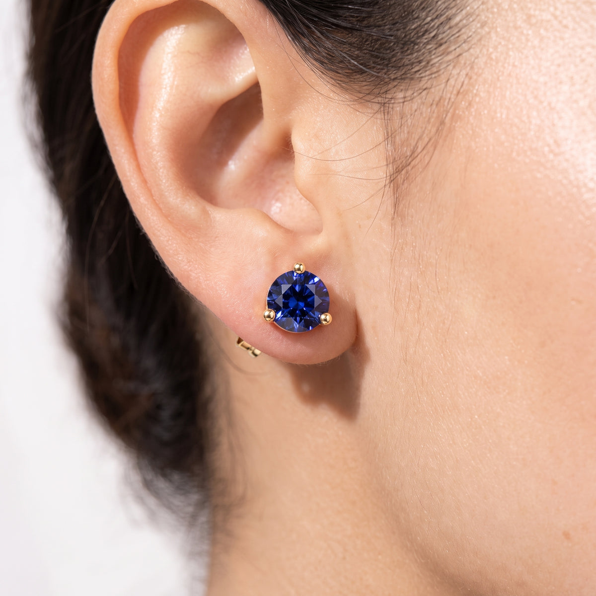 _lifestyle_image@SKU:E112G-BSDR01000004Y #metal_10k-yellow-gold+origin_lab-grown