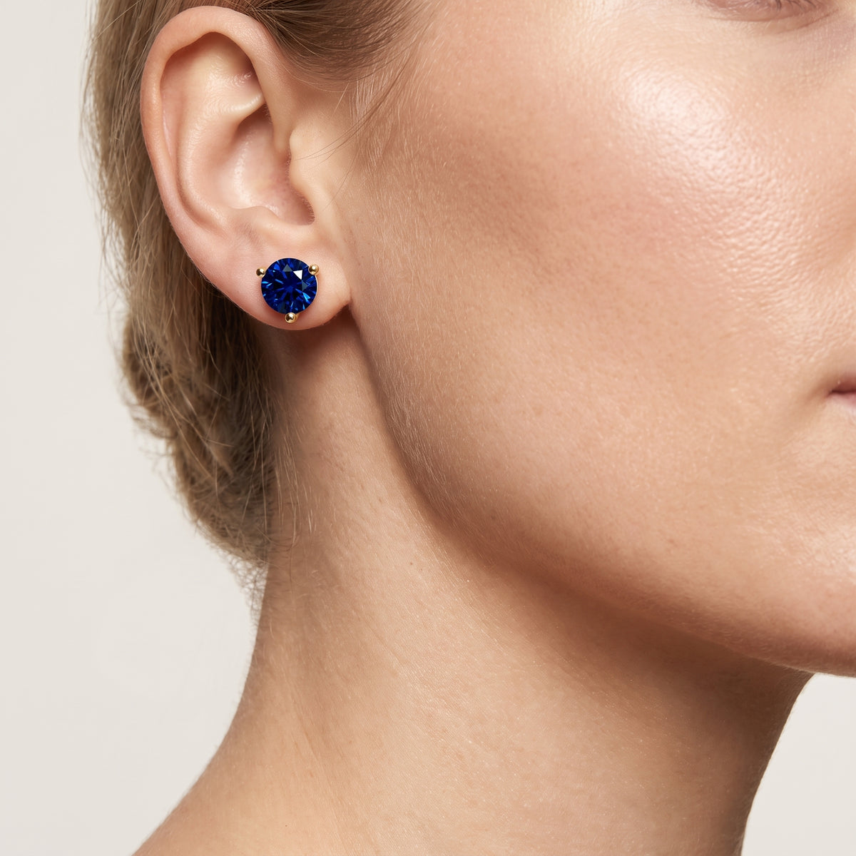 _lifestyle_image@SKU:E112G-BSDR04000004Y #metal_10k-yellow-gold+origin_lab-grown