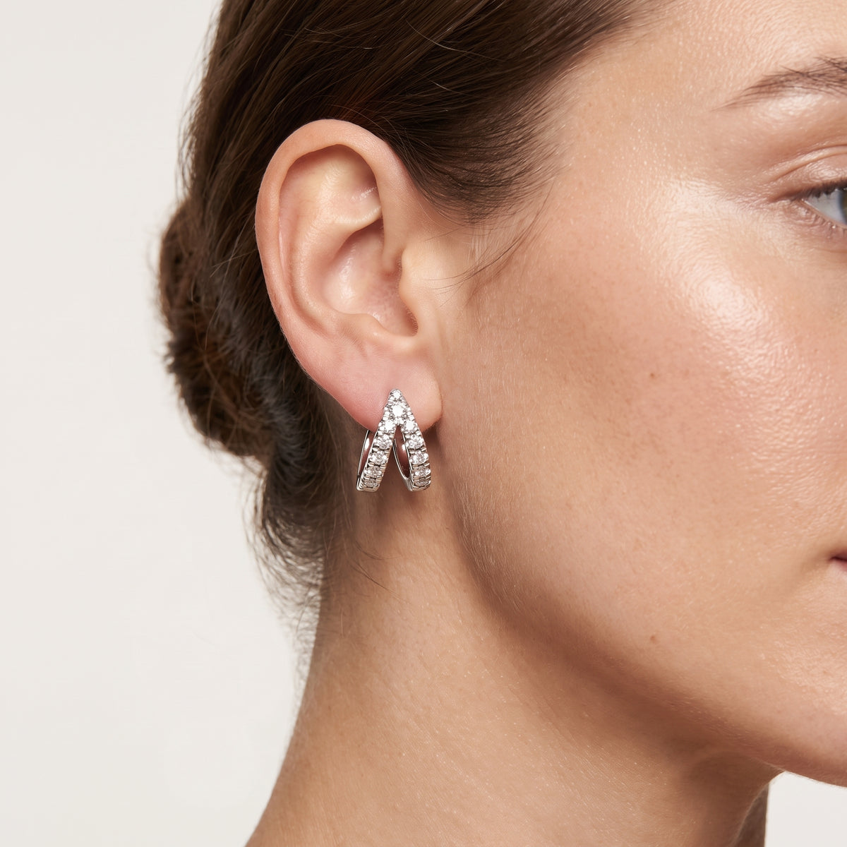 _lifestyle_image@SKU:E1146-LADR00990004W #metal_10k-white-gold+origin_lab-grown+quality_g-si