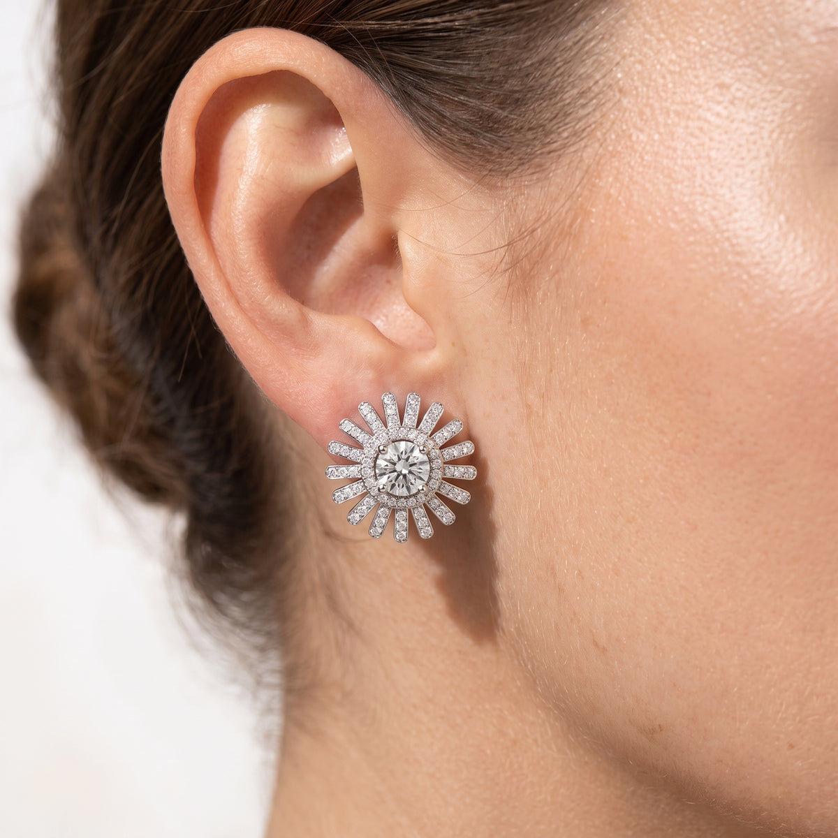 _lifestyle_image@SKU:E1368-LADR00510004W #metal_10k-white-gold+origin_lab-grown+quality_g-si