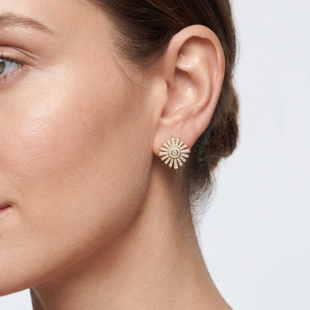 _lifestyle_image@SKU:E1368-LADR00510004Y #metal_10k-yellow-gold+origin_lab-grown+quality_g-si