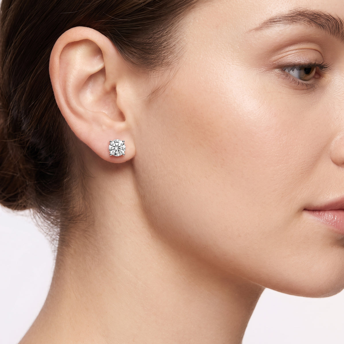 _lifestyle_image@SKU:E1900-LADR01000004W #metal_10k-white-gold+origin_lab-grown+quality_g-si
