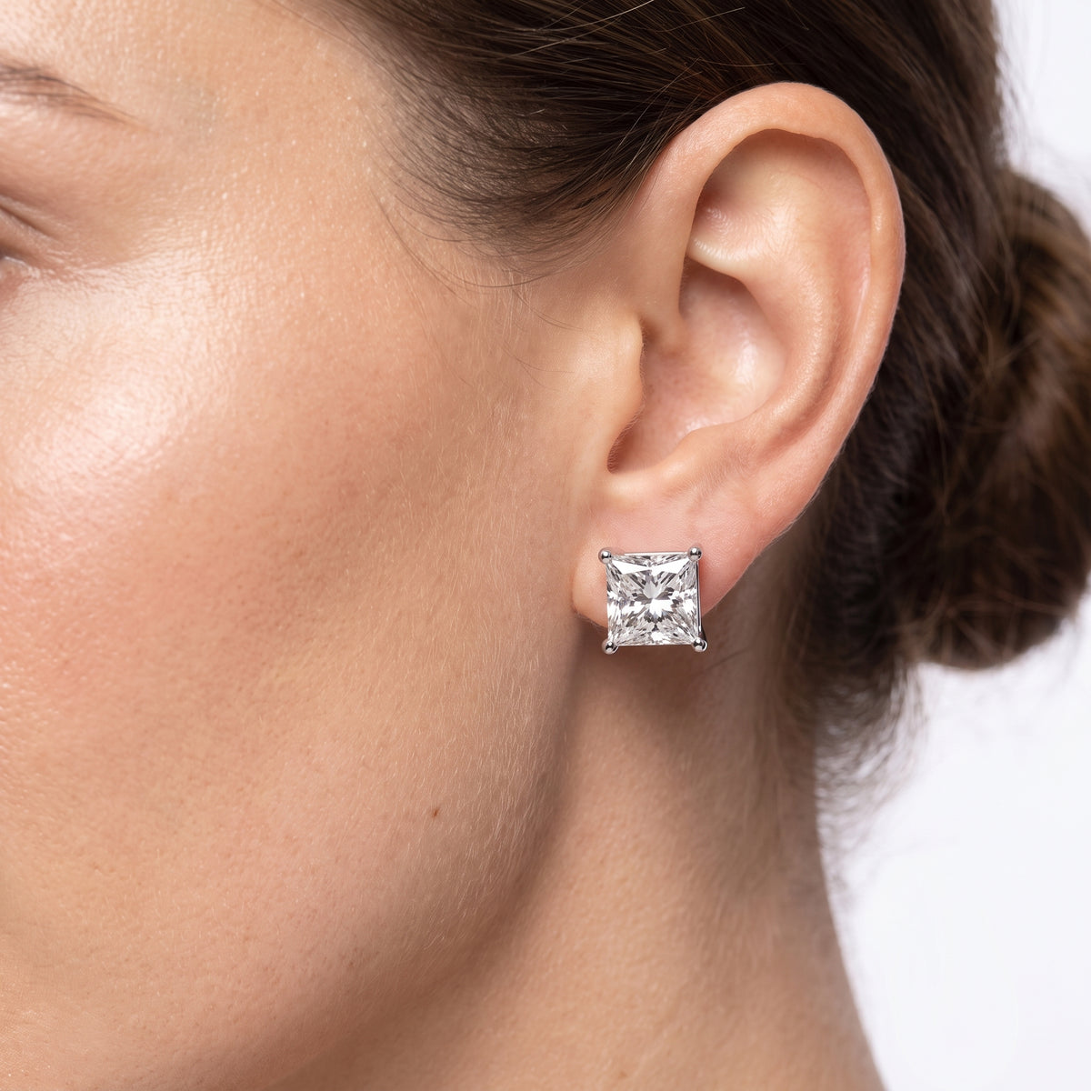_lifestyle_image@SKU:E1979-LADP04000004W #metal_10k-white-gold+origin_lab-grown+quality_g-si