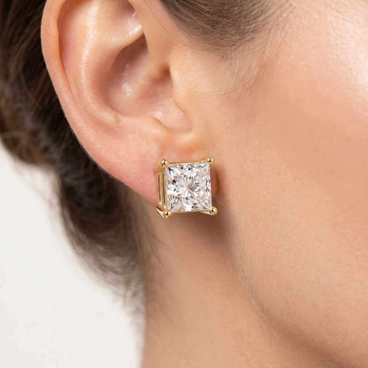 _lifestyle_image@SKU:E1979-LADP04000004Y #metal_10k-yellow-gold+origin_lab-grown+quality_g-si