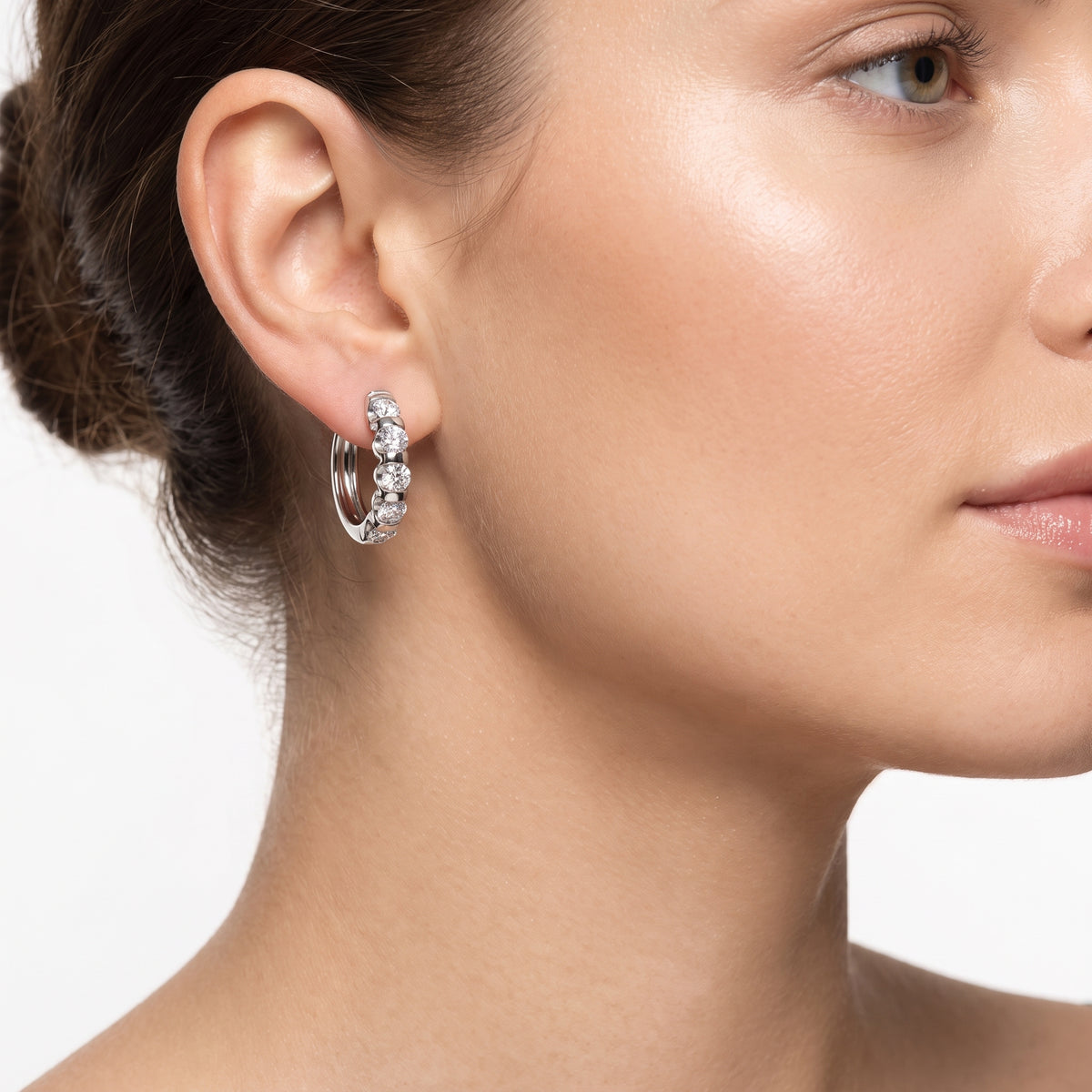 _lifestyle_image@SKU:E3107-LADR00700004W #metal_10k-white-gold+origin_lab-grown+quality_g-si