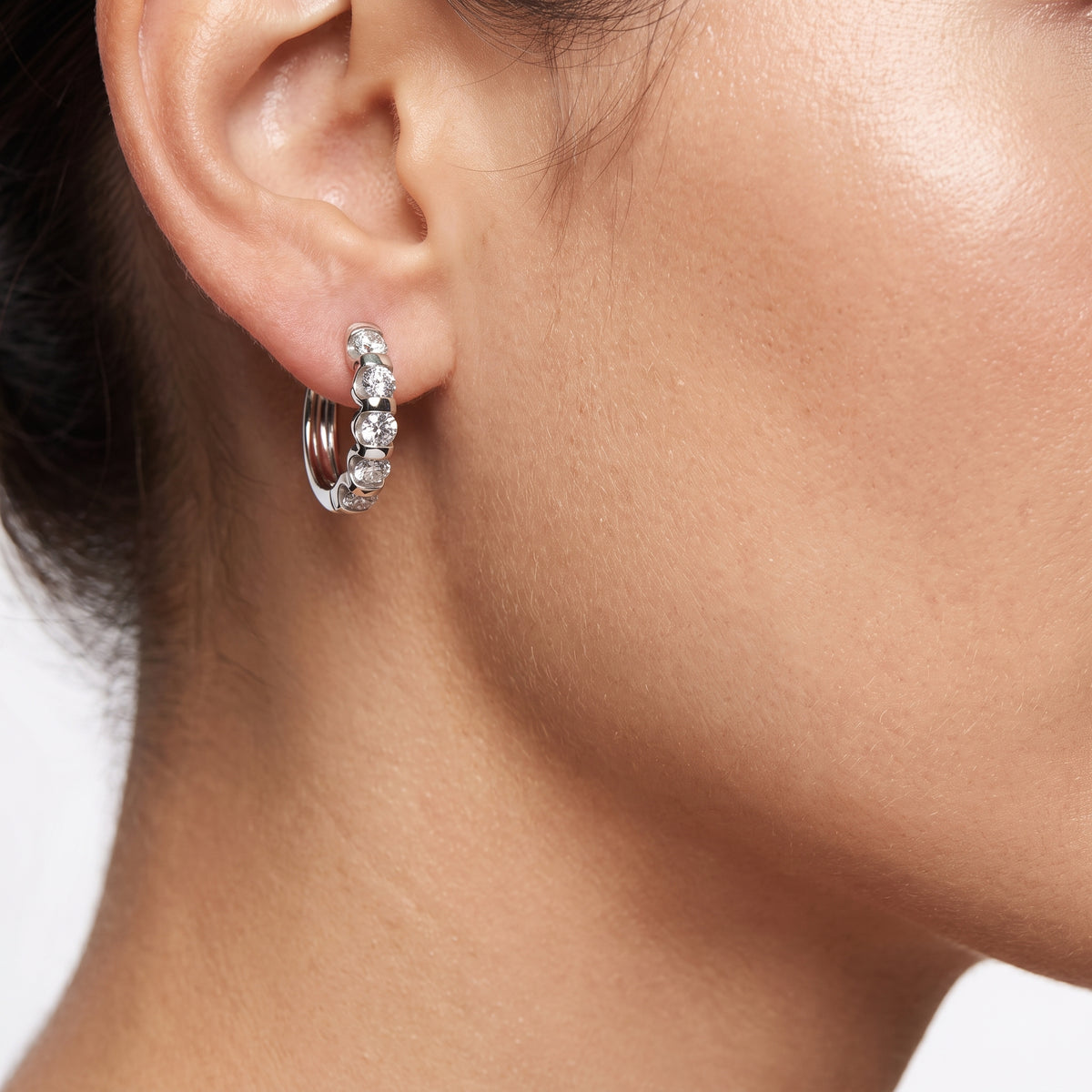 _lifestyle_image@SKU:E3107-LADR02000004W #metal_10k-white-gold+origin_lab-grown+quality_g-si