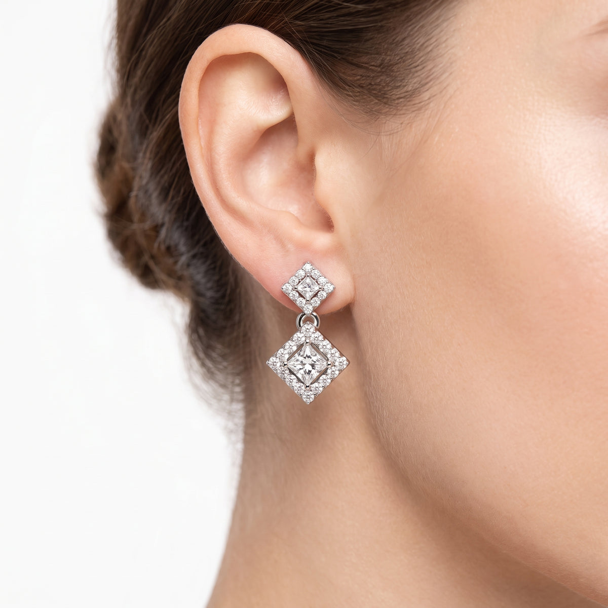 _lifestyle_image@SKU:E390G-LADP00470004W #metal_10k-white-gold+origin_lab-grown+quality_g-si