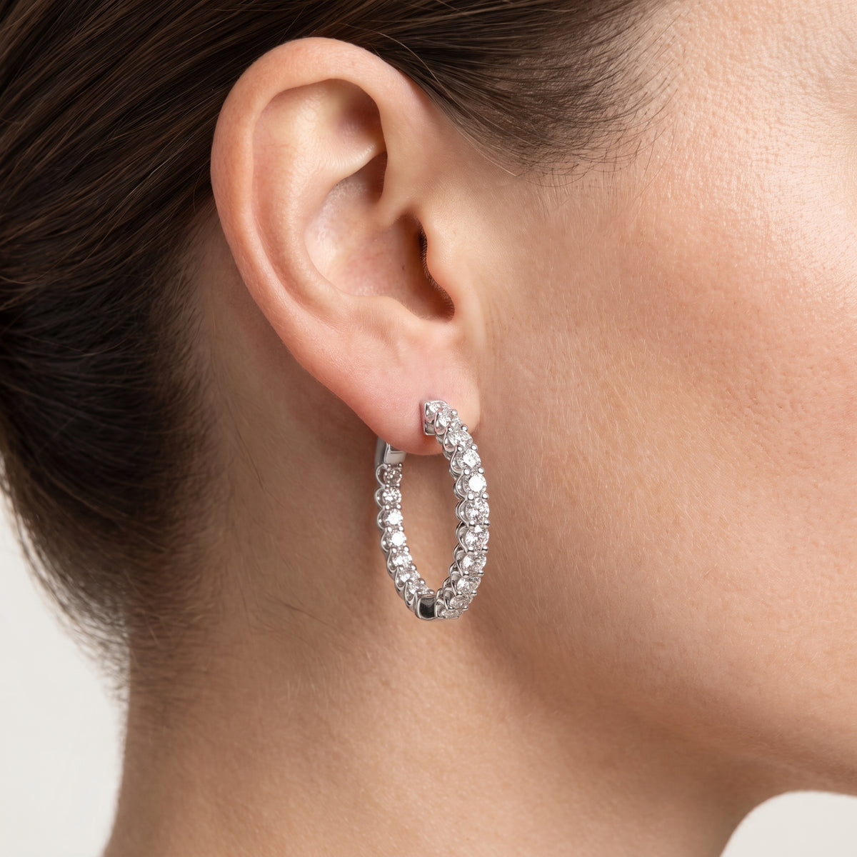_lifestyle_image@SKU:E5053-LADR01980004W #metal_10k-white-gold+origin_lab-grown+quality_g-si
