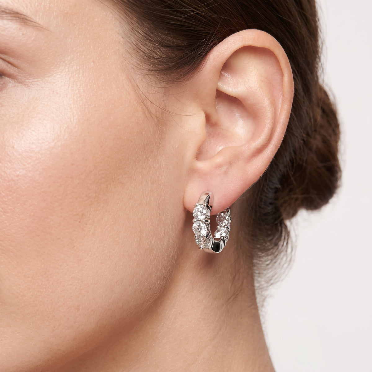 _lifestyle_image@SKU:E6119-LADR02000004W #metal_10k-white-gold+origin_lab-grown+quality_g-si