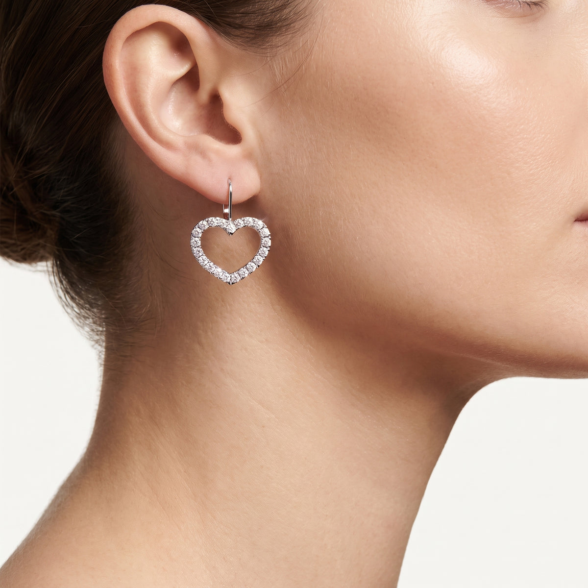 _lifestyle_image@SKU:E6936-LAER0200000DW #metal_silver+origin_lab-grown+quality_g-si